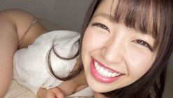 可愛い顔に大きな尻の女性が肉厚で大量のぶっかけを受ける。