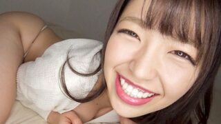 可愛い顔に大きな尻の女性が肉厚で大量のぶっかけを受ける。