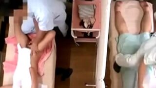 薄い壁隔てのエロマッサで発情するイケナイ奥様