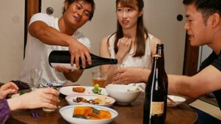 美人妻が帰省中に元カレと再会し、断り切れず関係を持ってしまう