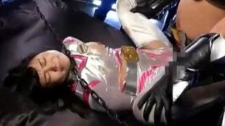 激カワヒロインが悪の組織に捕らえられ、手足を固定されたまま極限の拷問を受け、死亡状態に陥る。
