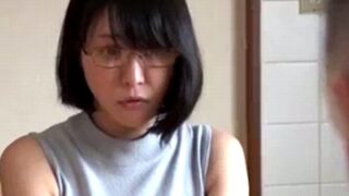 思春期息子が母親の不倫姿を目撃し、近親相姦を思い立つ