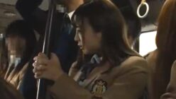 JKが痴漢に服を奪われ、パニック状態で絶頂に至る。