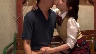 おしゃぶり好きな痴女がJKに声をかける、空き公園での出来事