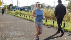 揺れる爆乳が快感を呼ぶ人妻ジョガー