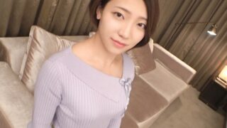 天然美人23歳・素人の美容部員