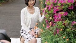 気品あふれる仕草の極上奥様がAVデビュー