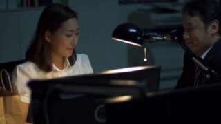 優しい上司に惹かれ、社内で肉体関係を持つ。