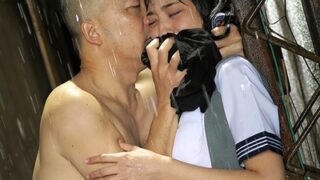 雨中のJKがキモオヤジにレイプされる一部始終