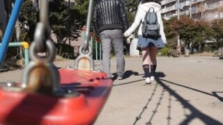 公園で一人で遊んでいた少女を誘拐し、家に連れ込んで好き放題に育成する変態おじさん。