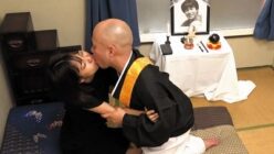 エロ住職に撮られた人妻のオナニー
