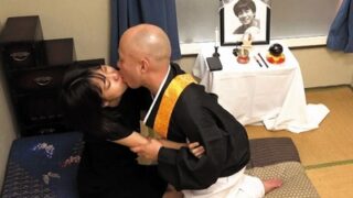 エロ住職に撮られた人妻のオナニー