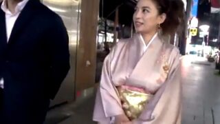 赤坂の街角で不満を抱くセレブ妻をナンパし、和服の中に性欲が詰まっていた。