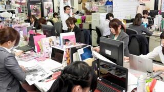 女性社員24人と男性3人によるハーレム状態の中でOLが乱交される内容。