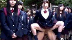 修学旅行中も異世界でチンポが溶け込む世界で、当たり前に青姦が行われる。