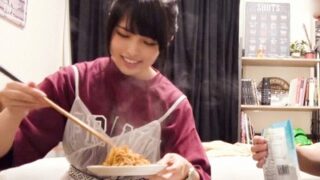 家で鍋パしながらの女子大生ラブラブ完全盗撮
