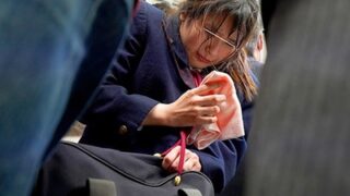 小さなJKが大勢の男に囲まれて宙に浮かされ集団レイプされる