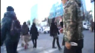 諭吉の魔力で即座に股を開いた素人の姿。