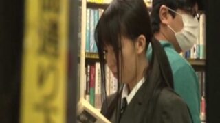 本屋で参考書を探す美少女JKが堂々とレイプされる
