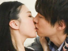 清楚で恥ずかしがり屋の美人お姉さんと、優しく爽やかなイケメン兄さんが明るい部屋でイチャイチャしながらラブラブSEX。