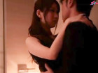 大島丈の美人姉さんが、ムーディな夜のホテルで年上男性と密室で濃密に交わるエロ動画。