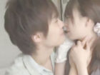 鈴木一徹とカッコいいエロメン男優が優しくキスし、照れる色白で敏感な女の子が徐々に感じ始め、ラブラブの恋人同士のエッチに展開する。