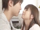 鈴木一徹が、恥ずかしがり屋な美少女を優しく愛撫し、甘いエッチで可愛がる爽やかなイケメン。