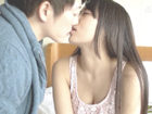 スタイル抜群のアイドル系美女が上目遣いでキスを求め、経験豊富なイケメン男優に甘えながらラブラブなSEXを楽しむ。