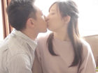 清純系お姉さんと筋肉質なエロメンが光の差すホテルでリラックスしながらセックスし、スレンダー美人が中イキするシーン。