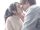 太陽光が差し込むホテルの部屋で、ジャニーズ系スレンダーイケメンと清純系ポニテ美少女がラブラブムードでイチャイチャしながら恋人同士のエッチを楽しむシーン。