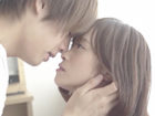 桐山結羽のラブラブSEXシーンを、おっとりとした敏感キレカワなお姉さんとスレンダーなジャニ系イケメンお兄さんが明るい時間帯にベッドで見つめ合い、優しく癒し合う様子をまとめた作品です。