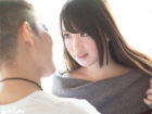 色白で癒し系の美少女が、年上のイケメンに優しく抱かれ、濃密な大人エッチに身を委ねる。