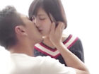 ショートボブで可愛いタレ目の女の子が、ワイルド系イケメンお兄さんに優しくキスされ、濃密なラブエッチで全身を使って快感を受け止める作品。