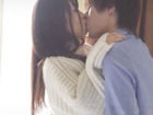 華奢なサラ髪美少女とジャニ系イケメンがホテルで濃厚に身体を重ね、ぴちゃぴちゃ音が響く淫らなセックスを描いた作品。