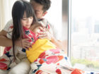 高層ホテルの部屋で、可愛い少女がイケメンの兄の浴衣を乱され、濃密エッチで乱れる美少女。
