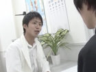 イケメン保険医がDKを診察台に寝かせ、テクニックで快楽を与えるゲイBL。