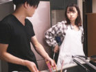 酔っ払った勢いで寝ている男性の友達とドキドキSEXするエロカワ彼女。