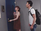震災でバスタオル一枚だけの裸で飛び出したが、ドアが壊れて廊下で立ち往生した美巨乳の女性を助け、ムラムラした隣人が巨乳に貪った。