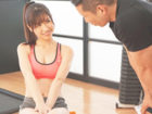 ジムのイケメンパーソナルトレーナーと、夫を忘れて熱中してSEXに没頭するエロカワ美人若妻の物語。
