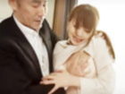 借金取りの悪質な男性に対し返済できないことを理由に自宅で暴力的に陵辱され、寝取られプレイにハマるグラマラスな美人妻・吉沢明歩の物語。