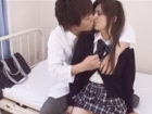 保健室でイケメンクラスメイトと恋仲になり、徐々にエッチムードが高まり、見つめ合いながらラブラブHする美人女子高生・栗林里莉。