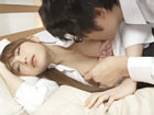 酔っ払った夫の横で部下に夜這いされ、勢いで秘密の不倫セックスに発展する美人妻のエピソード。