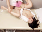 不審感を抱く巨乳美人OLの警戒を解き、制服を脱がせて性感マッサージと挿入で敏感な身体を責める、男性セラピストの官能的な性行為。