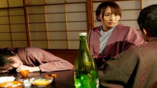 温泉旅行で昔の教師と再会し、欲求に駆られた美人妻が夫の前でイッてしまう。