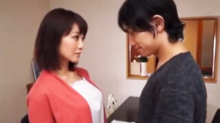 人妻が濃厚キスで唾液まみれになり、激しいピストンで本気イキする。