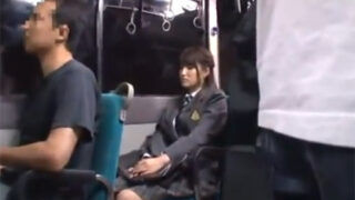 美少女JKが席を譲ったバスで痴漢される