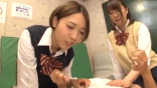 体育倉庫で逃げた男子を痴女JKコンビが3Pで責める