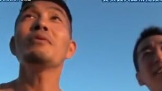 即ナンパした巨乳ギャル2人のビーチでの乱交中出し。