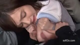 混雑した電車で痴漢に遭い、巨乳の女性が抵抗できずに快感を覚える。