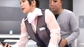 携帯ショップ店員の制服が透けやすく、男性が勃起し性行為に及ぶシーン。